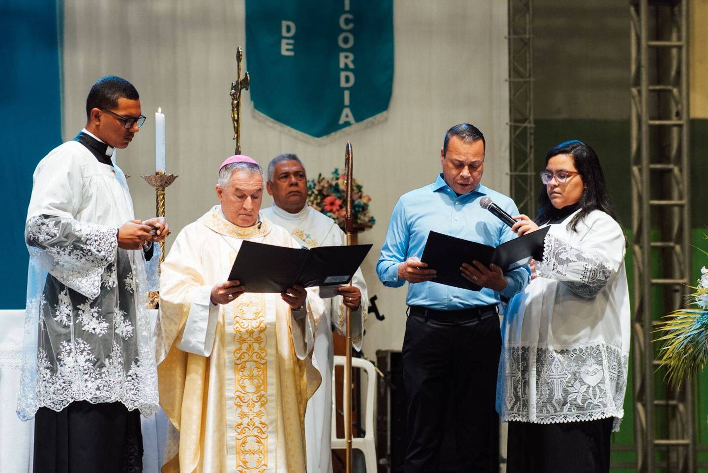 À noite, uma procissão luminosa saiu da Paróquia São Francisco, na Vila Nova, em direção ao Centro, reunindo diversas comunidades católicas da cidade/Divulgação