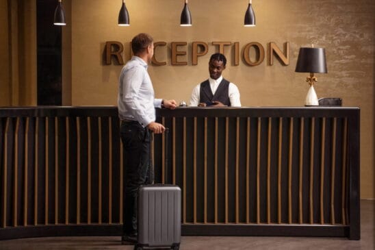O curso atende tanto quem já atua na área quanto interessados em ingressar no mercado de hotelaria