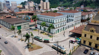 Combinar o charme histórico de Santos com as praias badaladas do Guarujá em um único dia é mais fácil do que parece.
