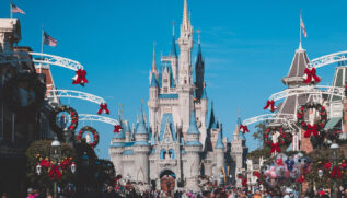 Quando a gente fala em cidade cheia de diversão pra família, logo vem Disney na cabeça.