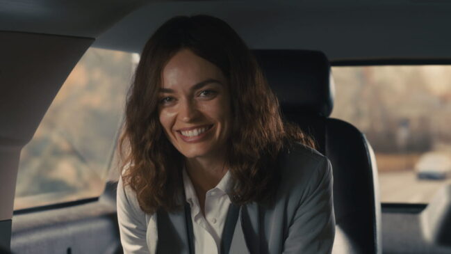 Emma Mackey em cena de 'Imperfeitamente Perfeita'