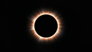 O eclipse solar anular acontece quando a Lua se alinha entre a Terra e o Sol, mas está em um ponto mais distante de sua órbita
