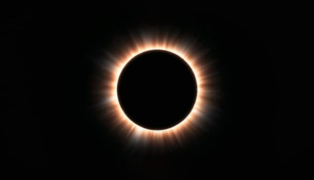 O eclipse solar anular acontece quando a Lua se alinha entre a Terra e o Sol, mas está em um ponto mais distante de sua órbita