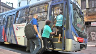 Funções como atendente de telemarketing, motorista de ônibus urbano, professor de escolas públicas e jornalista de redação aparecem entre as mais críticas