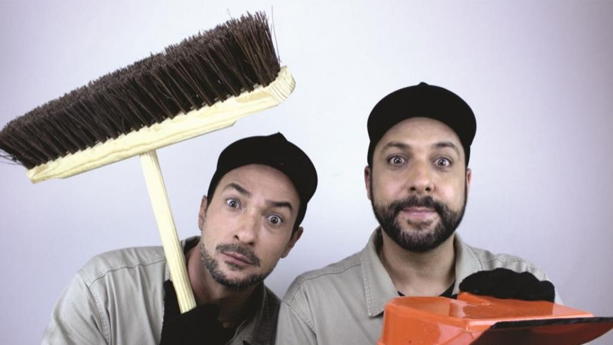 Em cena, dois coletores de lixo encontram, nos materiais descartados, a chance de criar bonecos, brinquedos e objetos criativos