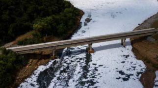 A persistência da espuma é resultado direto das condições climáticas e do acúmulo de poluição