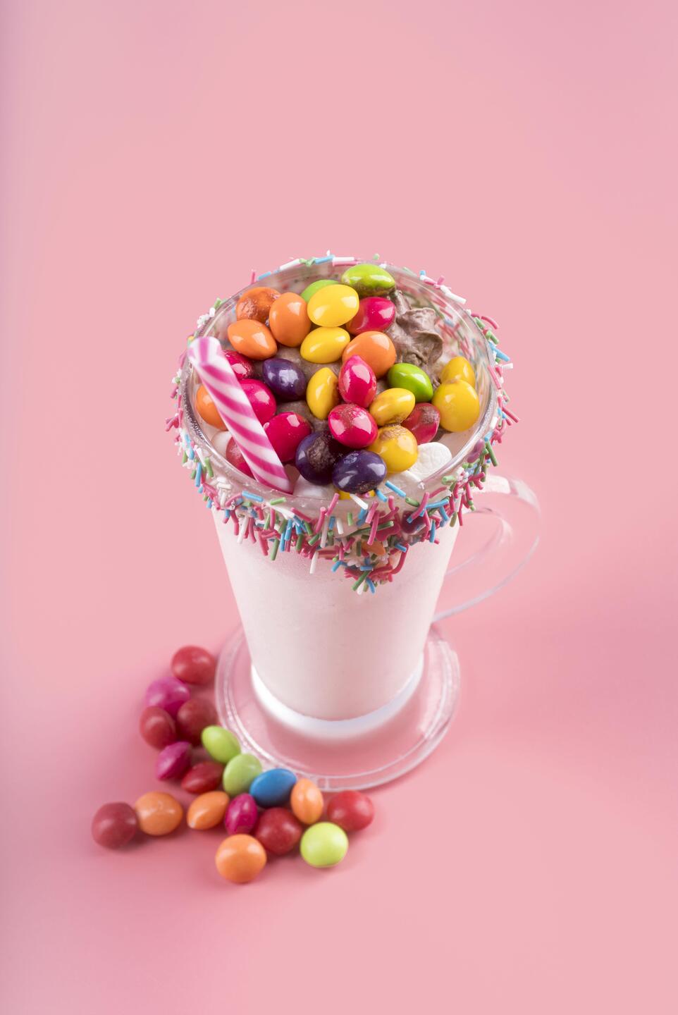 E de onde ela vem? Da cana-de-açúcar, da beterraba e também de várias frutas. É por isso que aparece tanto em produtos industrializados doces, refrigerantes, pães, biscoitos, sucos e até alimentos salgados que usam açúcar para realçar o sabor.