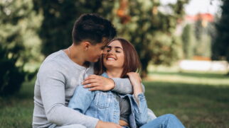Reunimos os sinais mais comuns, segundo psicólogos e terapeutas, que ajudam a reconhecer quando alguém está afim de você, mesmo que você seja tímido demais para notar
