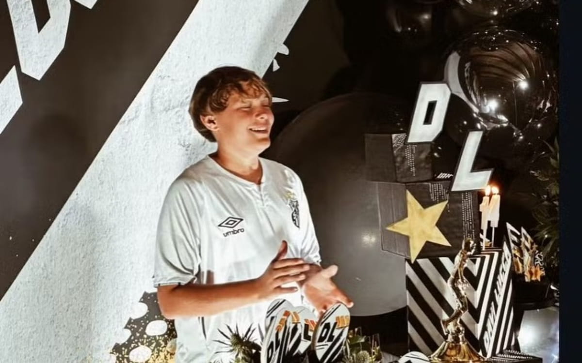 Durante a comemoração, Davi posou ao lado do pai e das irmãs, e apagou as velinhas em meio a abraços e muita animação