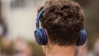O uso desses fones de ouvido especiais pode deixar o ouvido e o cérebro mal acostumados.