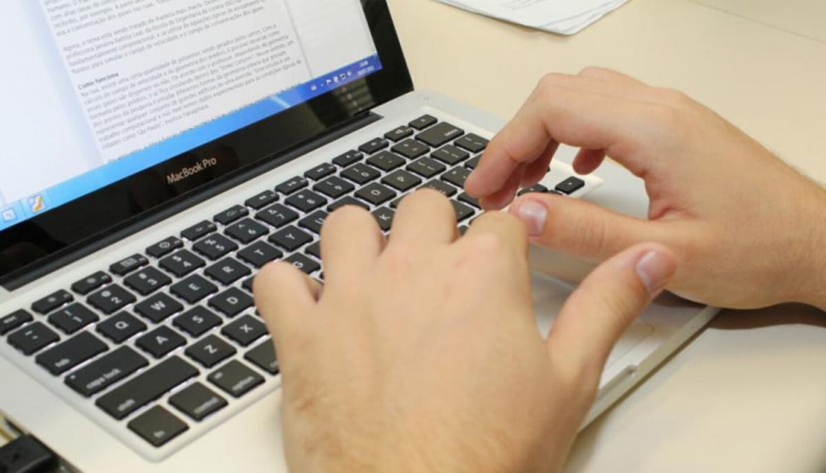 Esses cursos oferecem habilidades que podem aumentar a empregabilidade, pois o mercado de trabalho tem alta demanda para quem tem conhecimento em IA e computação em nuvem