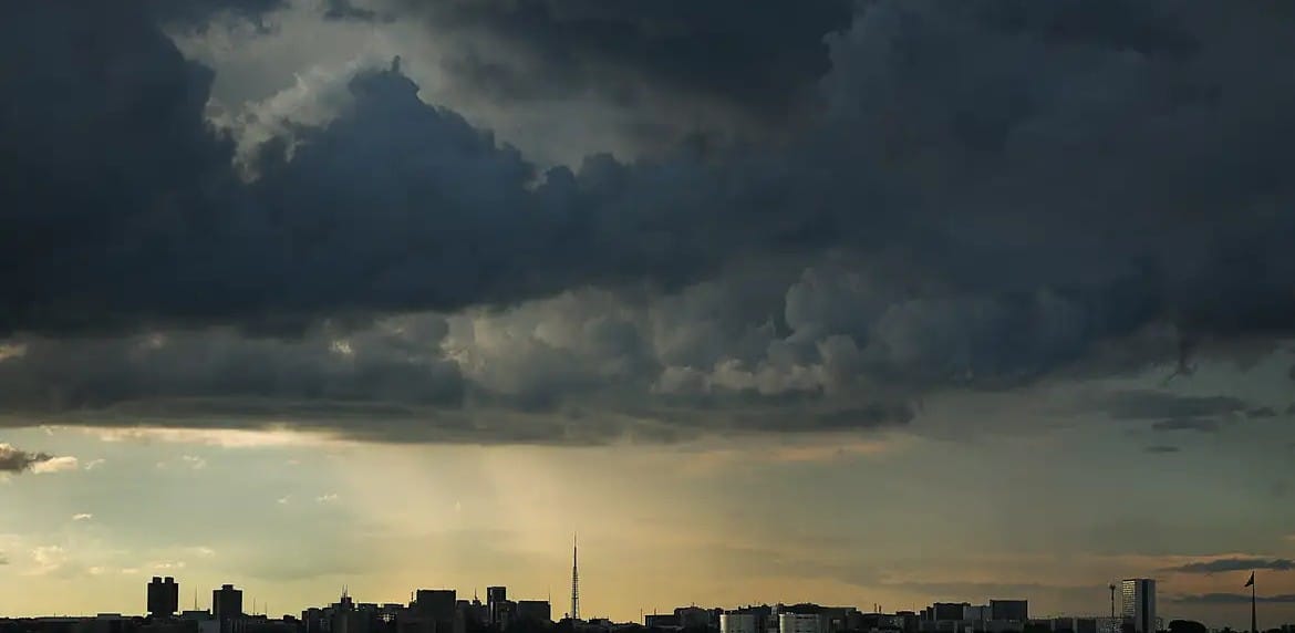 Frente fria chega com potencial para temporais no litoral de SP
