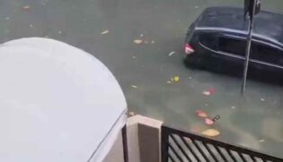Uma moradora da Rua Carlos Fonseca, no bairro Gonzaga, próximo à praia, relatou e mostrou ao Diário do Litoral a situação causada pela chuva