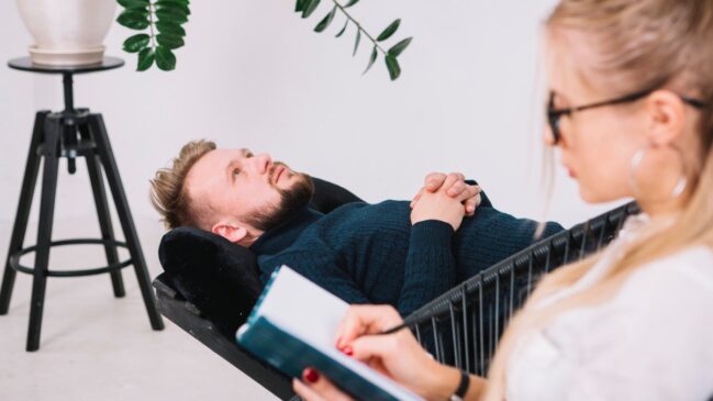 Longe dos palcos, a hipnoterapia clínica é uma abordagem séria e reconhecida para o bem-estar