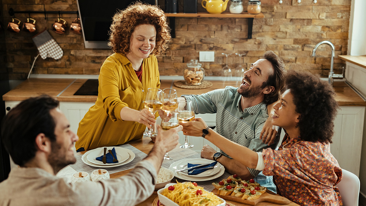 Receber um convite para jantar na casa de amigos é sempre sinal de carinho e proximidade.