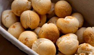 Mais do que um simples alimento, o pão de queijo representa resistência, reinvenção e identidade