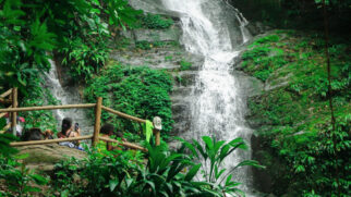 Cachoeira Três Quedas é uma das atrações principais, no Parque Estadual da Serra do Mar, na área rural do município