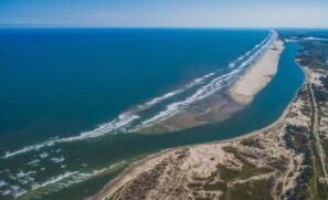 A principal delas é a orla de 13 km, ideal para tomar sol, praticar atividades físicas e bastante visitada por moradores e turistas