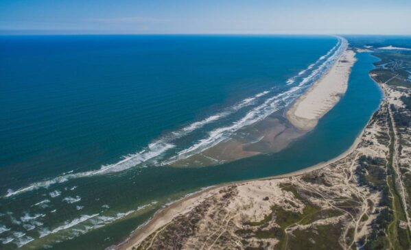 A principal delas é a orla de 13 km, ideal para tomar sol, praticar atividades físicas e bastante visitada por moradores e turistas