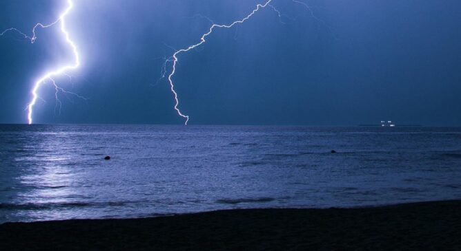 Tempestade se aproxima do litoral com chuvas fortes