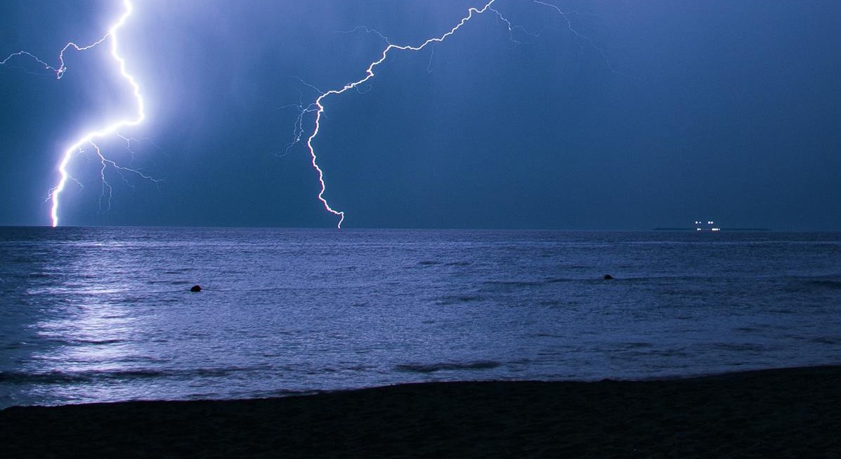 Tempestade se aproxima do litoral com chuvas fortes