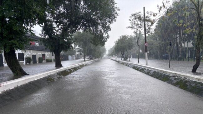 O temporal começou na madrugada e registrou forte intensidade até o meio da manhã