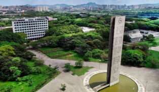 A USP (Universidade de São Paulo) é frequentemente reconhecida como a maior universidade do Brasil, tanto em termos de número de alunos quanto de reconhecimento e impacto na pesquisa e ensino