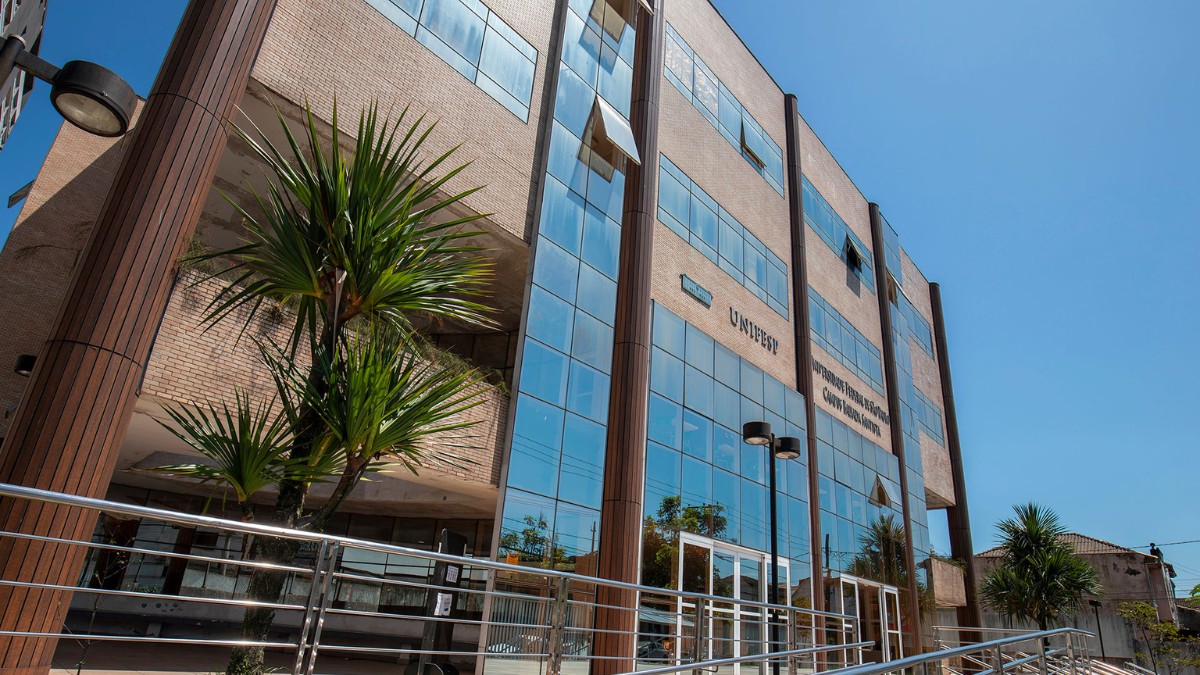 Entre as opções de especialização estão cursos como Informática em Saúde, Cultura Oceânica e Saúde Mental, pensados para atender profissionais que buscam atualização em áreas estratégicas e emergentes.