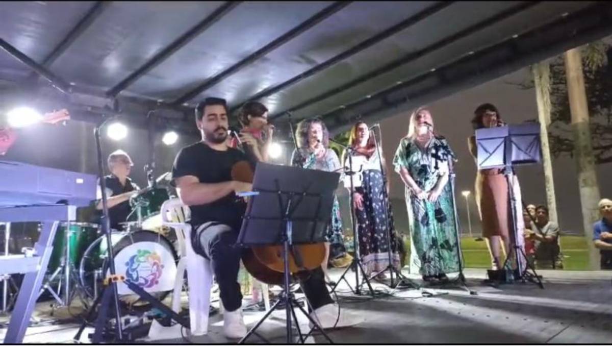 As apresentações contam também com projeções em vídeo, que ajudam a contextualizar os bastidores das canções e o legado musical de Jobim