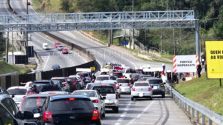 Com faixas e cartazes, dezenas de pessoas ocuparam a pista no sentido capital
