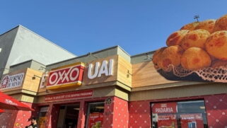Com a parceria, o pão de queijo ganha protagonismo em um ambiente que mistura gastronomia, conveniência e identidade cultural