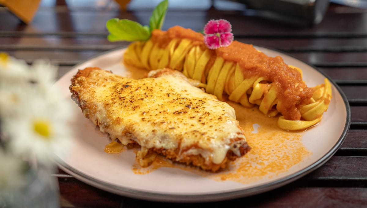 O bife à parmegiana, ícone das cantinas brasileiras, não é encontrado na Itália