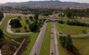 No entanto, segundo o Sistema de Estimativas de Emissões de Gases (SEEG), o transporte ferroviário pode emitir até 88% menos gás carbônico por tonelada transportada