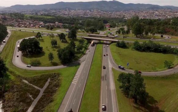 No entanto, segundo o Sistema de Estimativas de Emissões de Gases (SEEG), o transporte ferroviário pode emitir até 88% menos gás carbônico por tonelada transportada