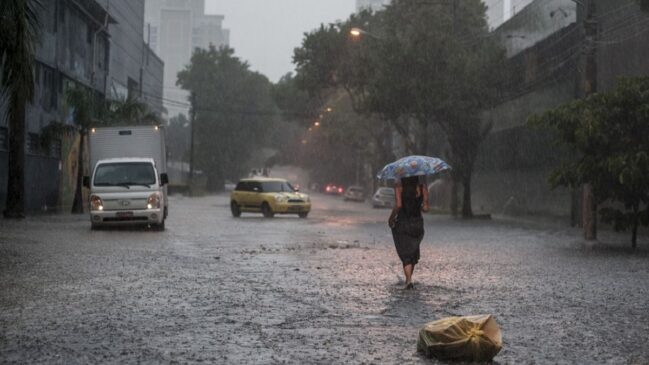 São Paulo hoje sofre com chuvas intensas e alagamentos