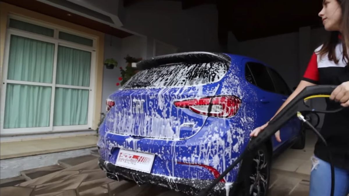 Água em abundância: enxágue o carro antes de esfregar, para retirar sujeira e poeira que podem riscar a lataria