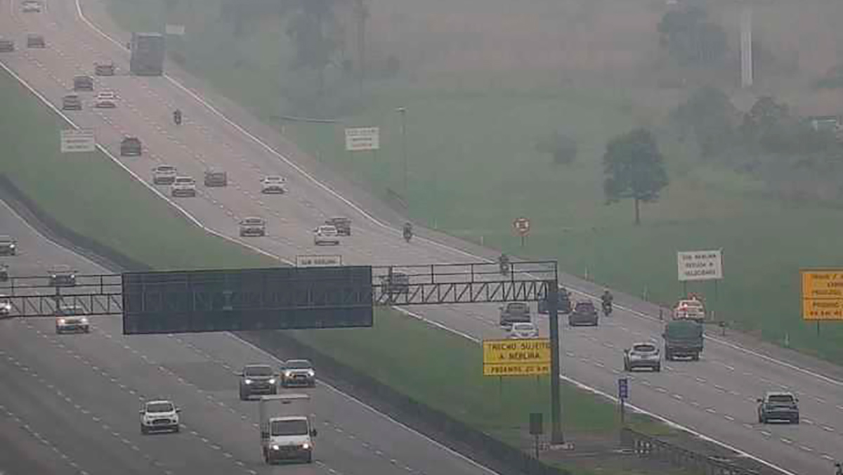 Segundo a concessionária Ecovias, a Rodovia Anchieta opera em sistema Comboio no sentido litoral, com lentidão do km 31 ao km 40