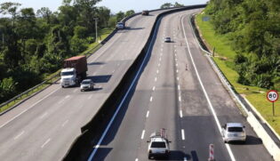 A instalação do pedágio acontecer antes da entrega das obras prometidas, como vias marginais gratuitas, só acirra os ânimos