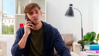 As ligações geralmente vêm de números desconhecidos e começam com um tom de urgência