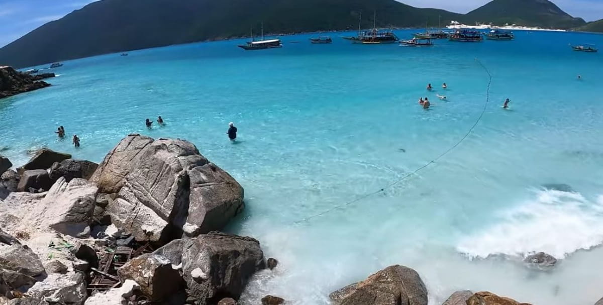 Inserida em uma área de proteção ambiental na Ilha do Farol, a praia impressiona pela visibilidade da água, ideal para mergulho e observação da fauna marinha