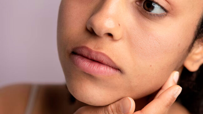 Para amenizar os efeitos da menopausa na pele, a doutora Samara destaca a importância de uma rotina adaptada, com cuidados que vão além da estética.