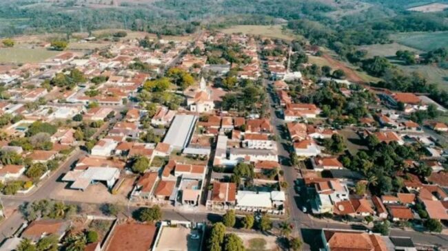 O rendimento médio no município é de 5,2 salários mínimos por mês, 0,8 acima da capital