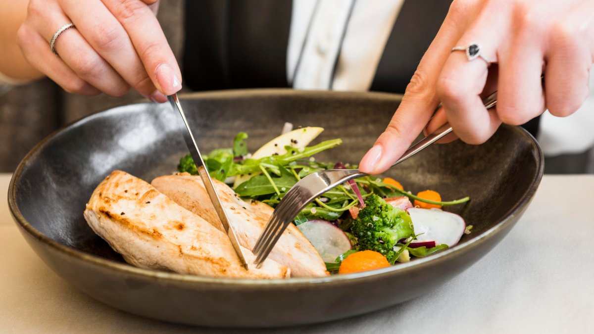 De todo o cálcio ingerido, cerca de 70% é eliminado naturalmente e apenas 30% é absorvido pelo sistema digestivo