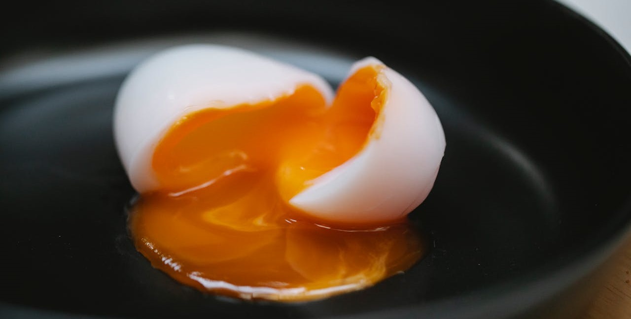 Alguns alimentos, como cogumelos, salmão, gema de ovo e fígado, também podem ajudar