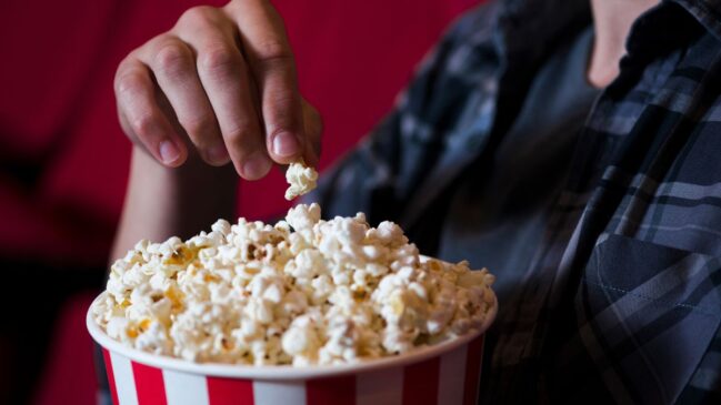 Saiba como a pipoca dos filmes pode prejudicar sua saúde digestiva