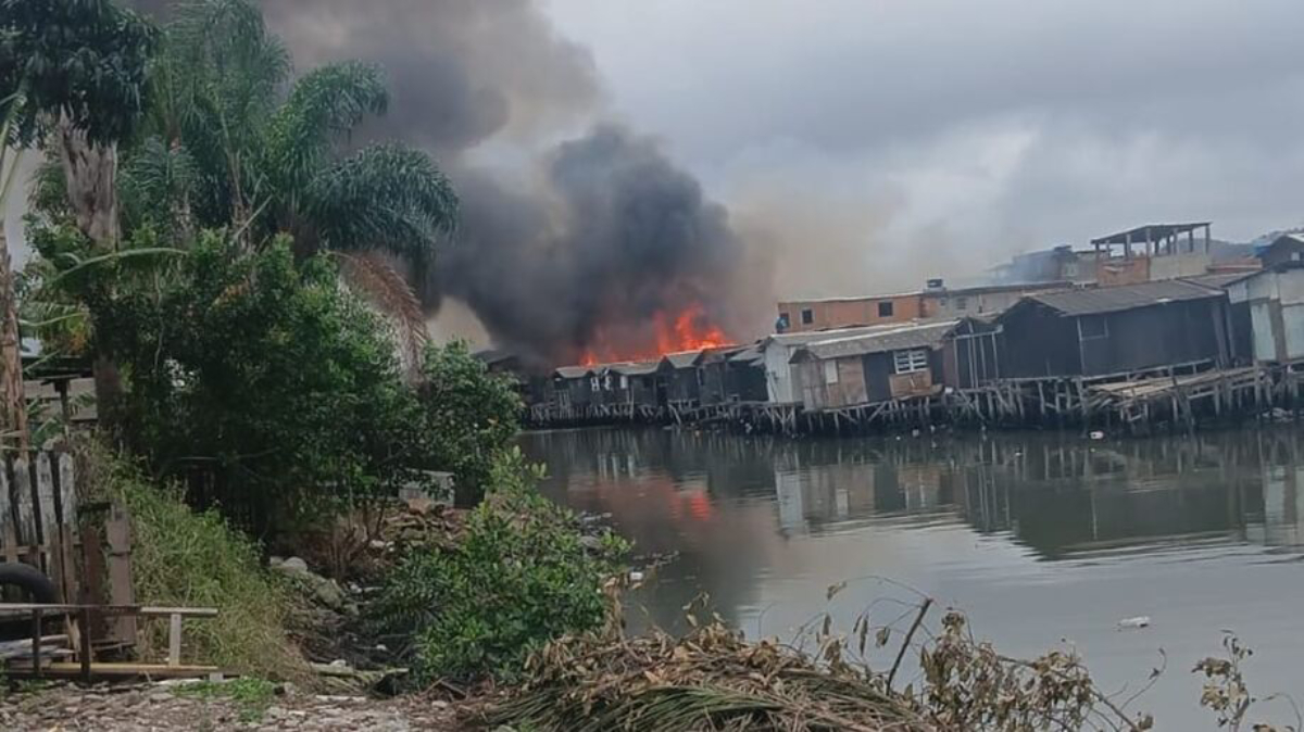 Este é o segundo incêndio que acontece na comunidade Caminho São Sebastião durante o mês de agosto
