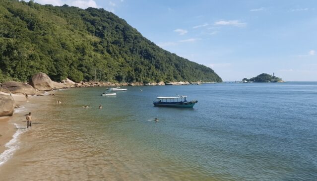 Entre os 16 municípios costeiros, existem praias praticamente desertas, preservadas e pouco conhecidas pelos turistas
