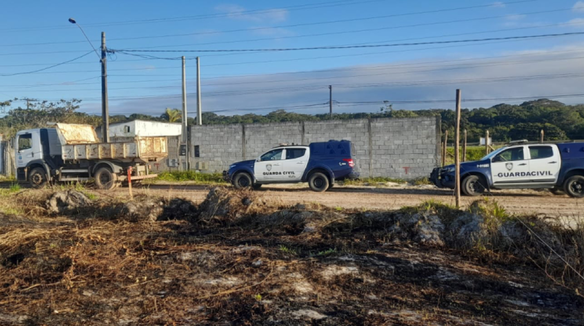 Equipes da Secretaria de Meio Ambiente já demoliram as estruturas irregulares fixadas no local