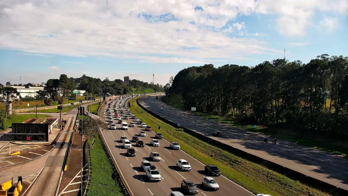 Já na Rodovia Imigrantes, o trânsito apresenta lentidão entre o km 17 e o 14, também no sentido São Paulo.
