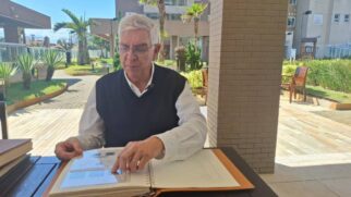 Marcos Sergl mostra parte de seu grande acervo da coleção de selos; alguns deles são valiosos, como os da época do Brasil Colônia